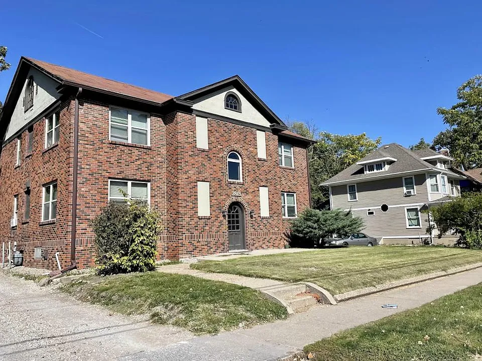 2813 Cottage Grove Ave