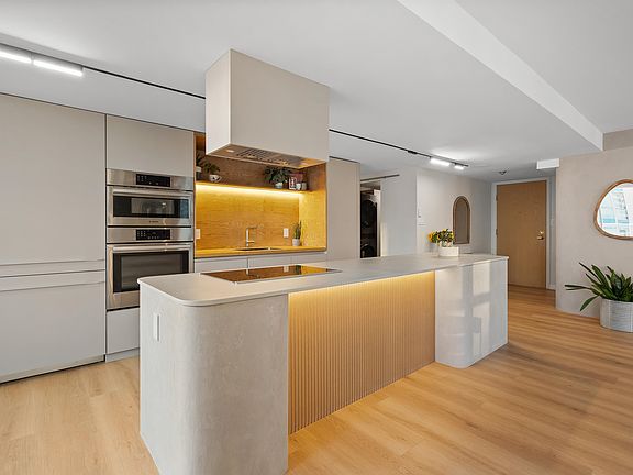 2nd image of 717 Jervis St #903