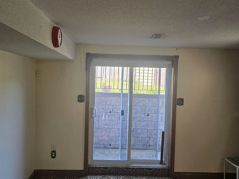 60 Albany Dr — Photo 5