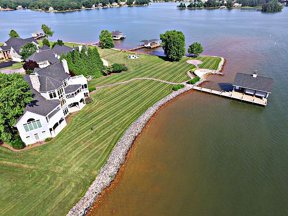 4th image of 1050 Boardwalk Dr