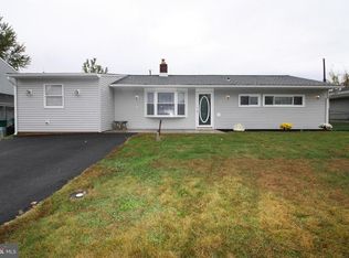 29 Gable Hill Rd, Levittown, PA 19057