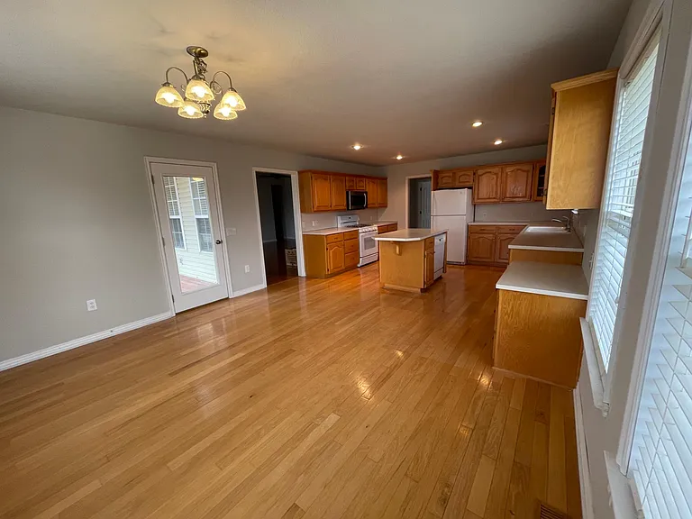 3666 Tara St — Photo 33