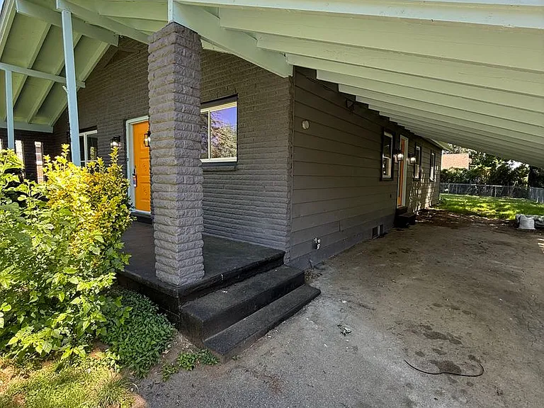 135 Grandview Ave — Photo 2