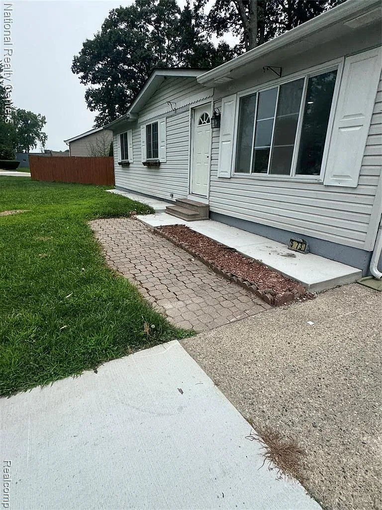 3 bed, 2.0 bath, 2050 sqft, $2,300 — Photo 3
