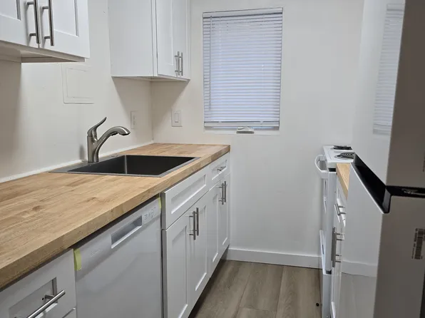 731 N 85th St APT F, Seattle, WA 98103