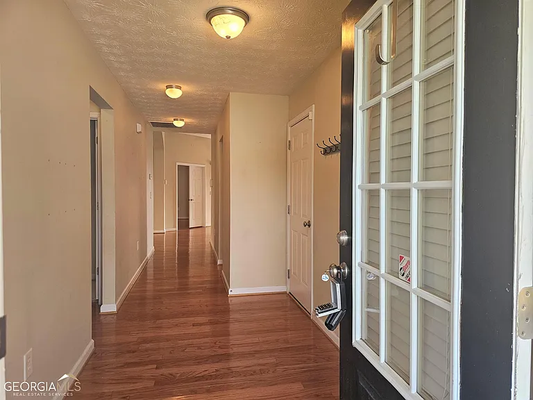 45 Manchester Ln — Photo 3