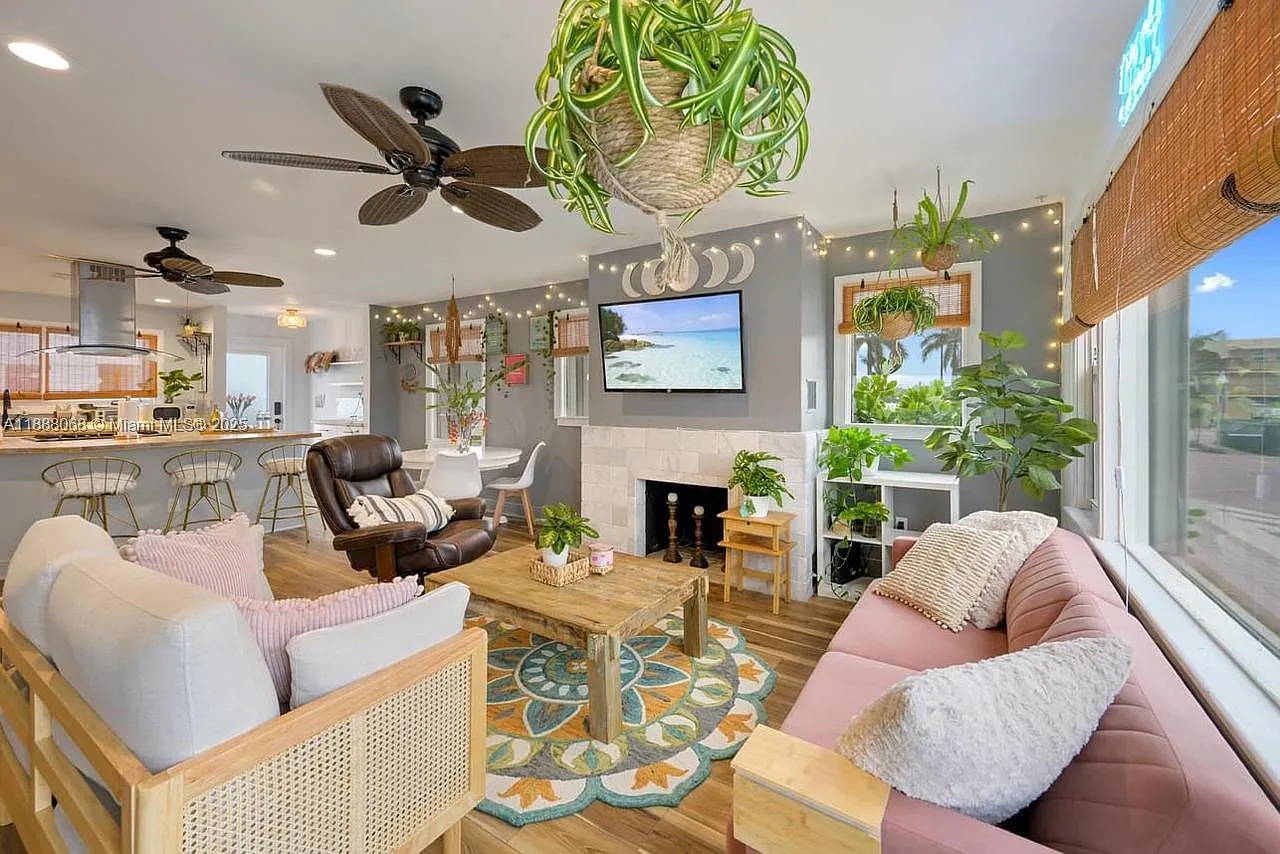 Chateau Gardens Condo — Photo 2
