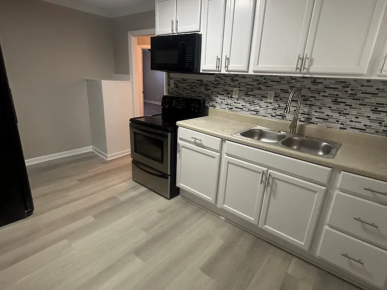 1604 N Long St — Photo 2