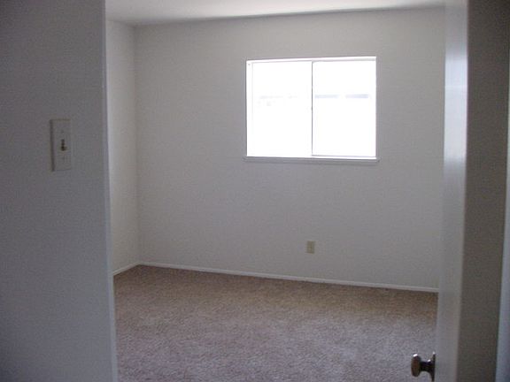5th image of 610 N Holiday Dr