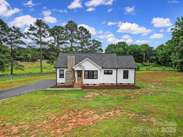 456 Rainbow Cir, Clover, SC 29710
