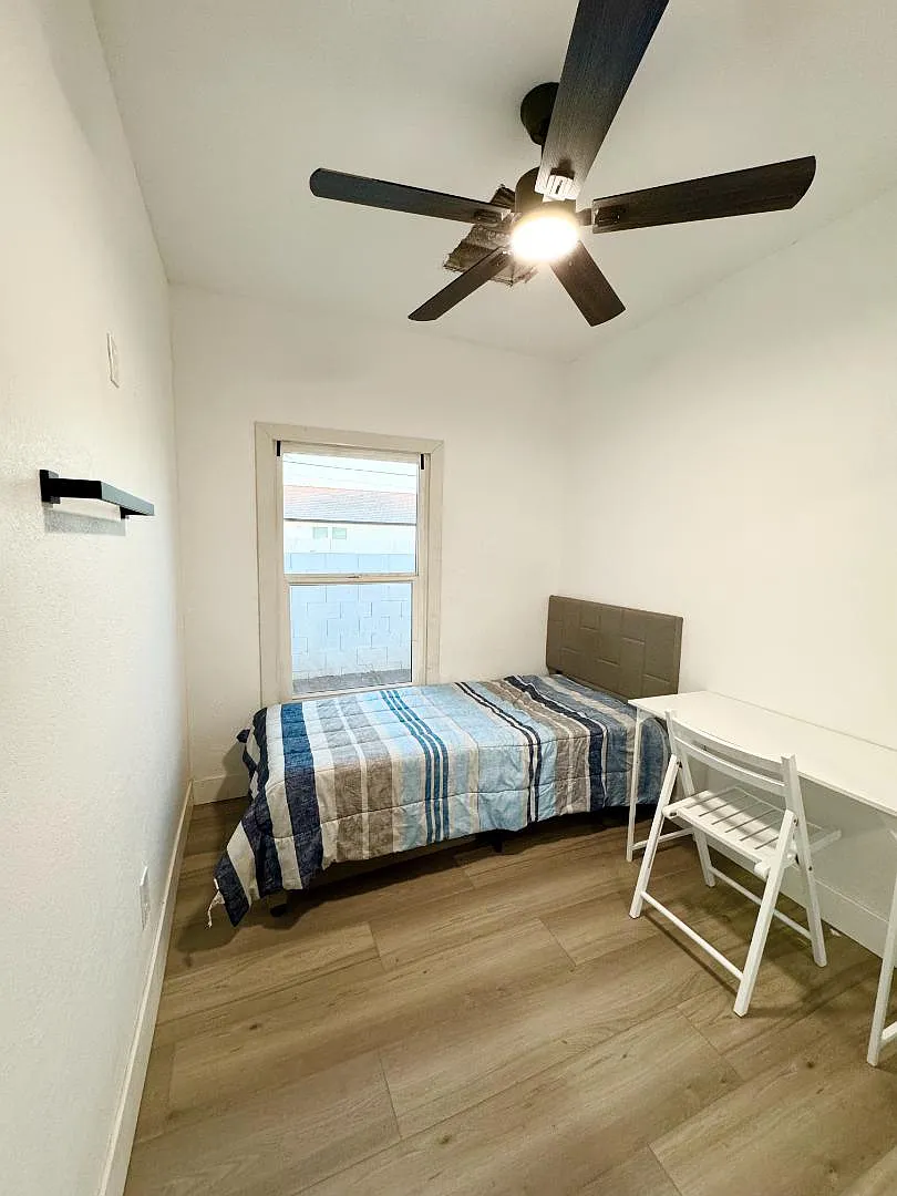 1845 E Monroe St - Room 3 — Photo 1