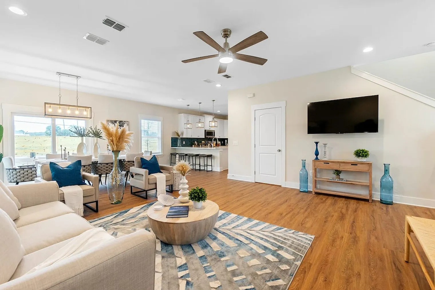 3 bed, 2.0 bath, 1689 sqft, $8,863 — Photo 2