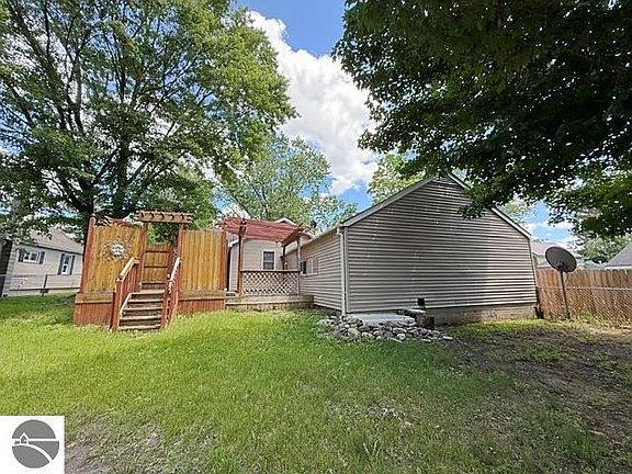 4th image of 210 S Pine St