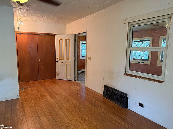 4th image of 307 E Main St
