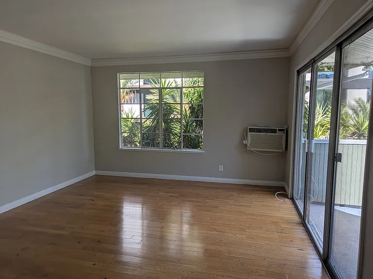 1323 N Olive Dr — Photo 63