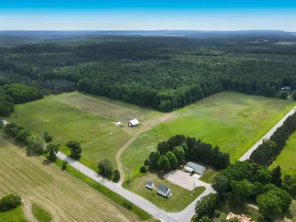 7946 Valley Rd, Honor, MI 49640
