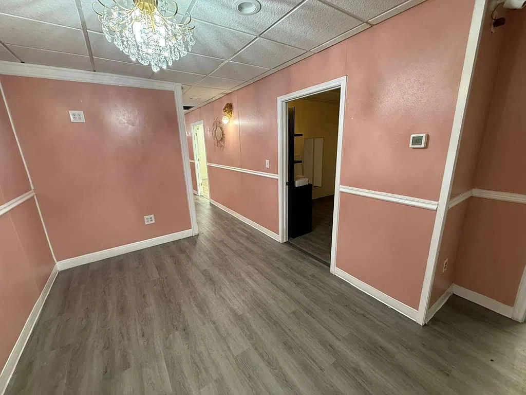 Amber Plaza - Suite #4 — Photo 4