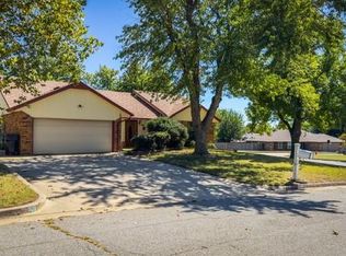300 Magnolia Blossom Ln, Yukon, OK 73099