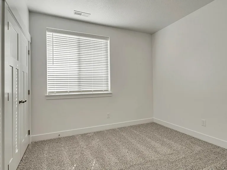 719 N 380 W — Photo 13