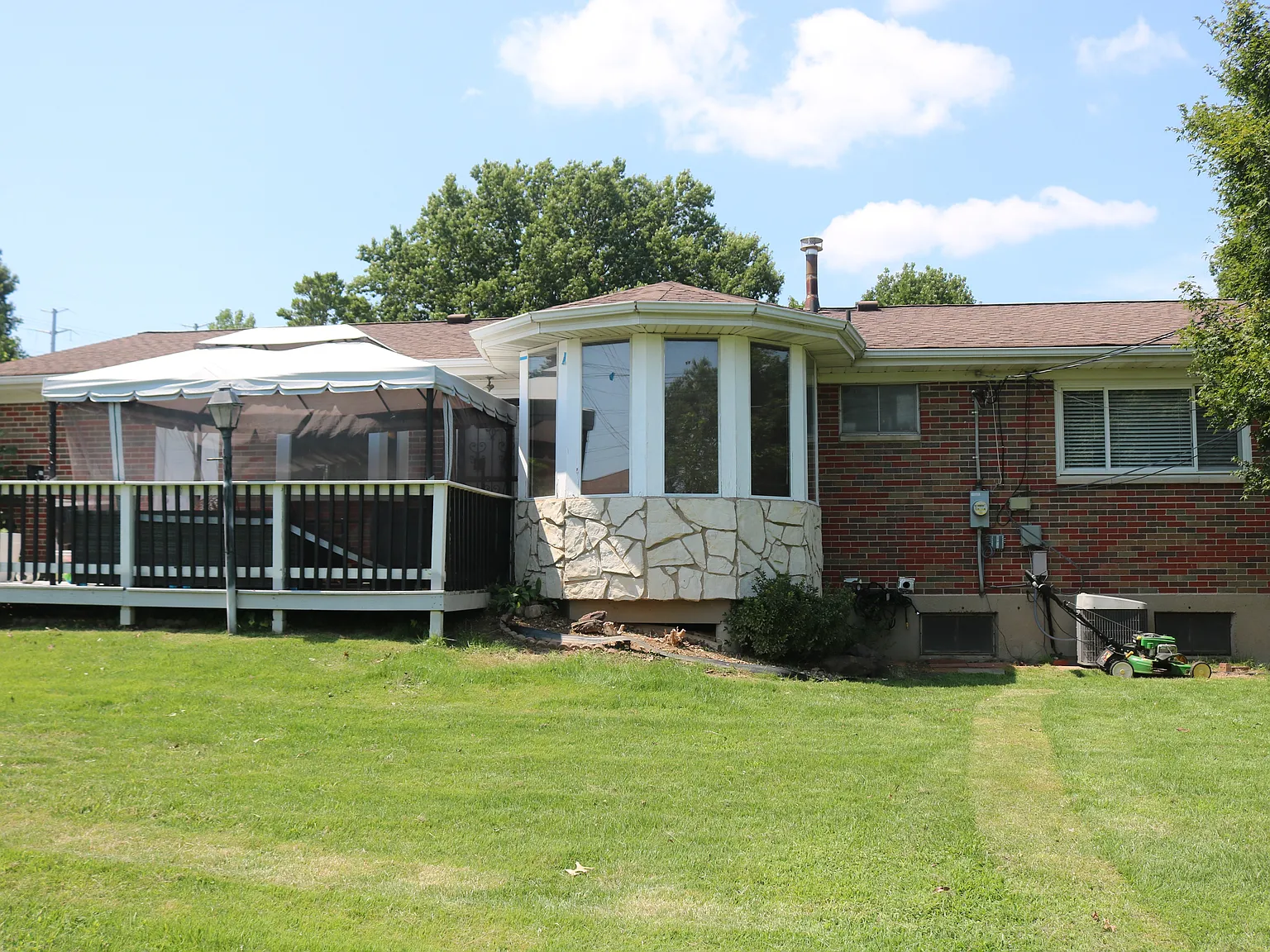 9762 Jomel Dr — Photo 2