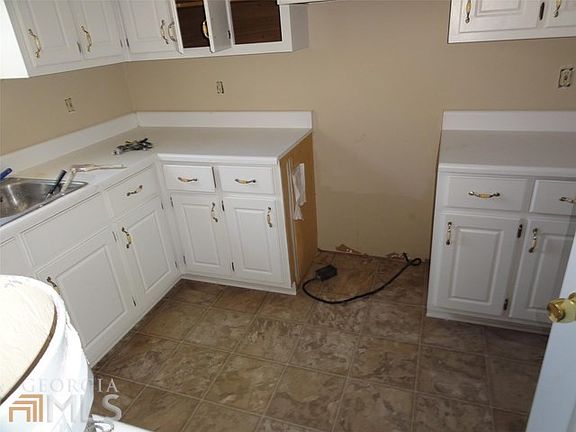 kitchen - appliances coming