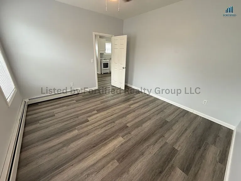 552 Maple St #1R — Photo 3