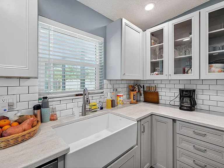 300 SW 25th Ave — Photo 16