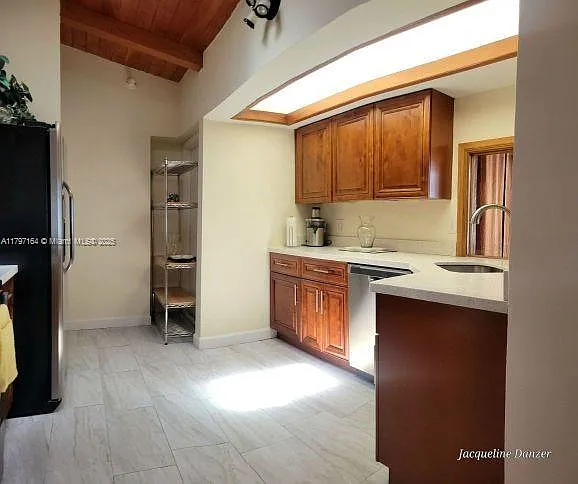 Lighthouse Manor — Photo 4