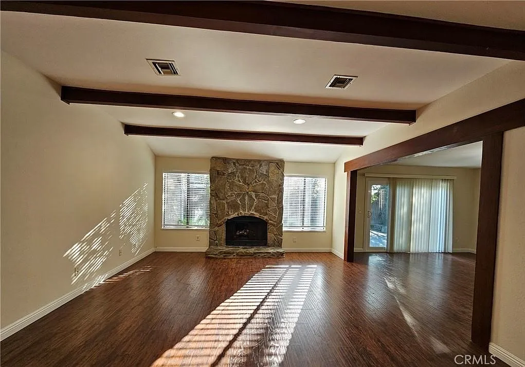 3 bed, 1869 sqft, $4,400 — Photo 2