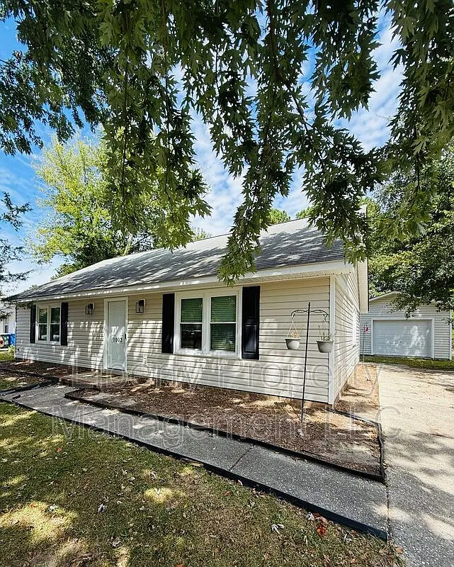 3 bed, 2.0 bath, 1200 sqft, $1,450 — Photo 1