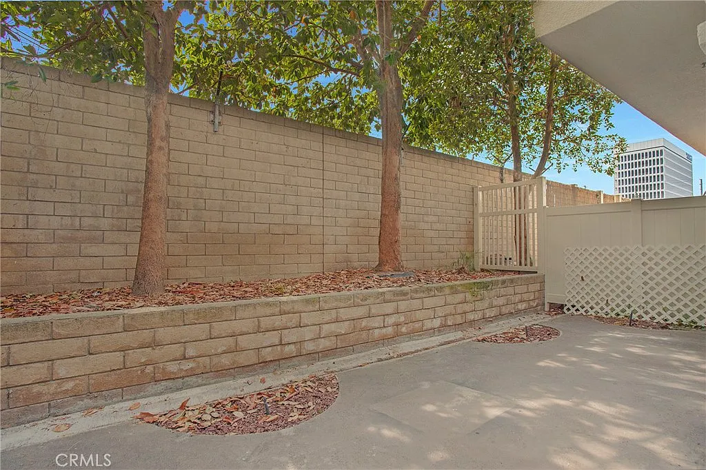 4 bed, 2076 sqft, $5,195 — Photo 4