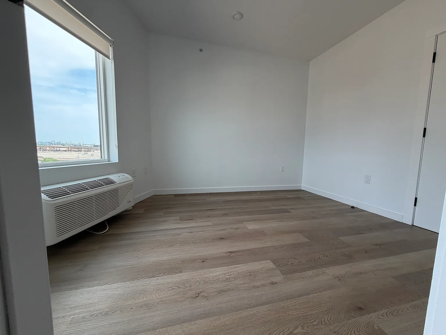 2 bed, 800 sqft, $3,400 — Photo 3