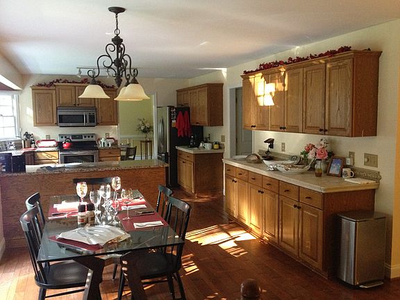 Large kitchen - Eating Area