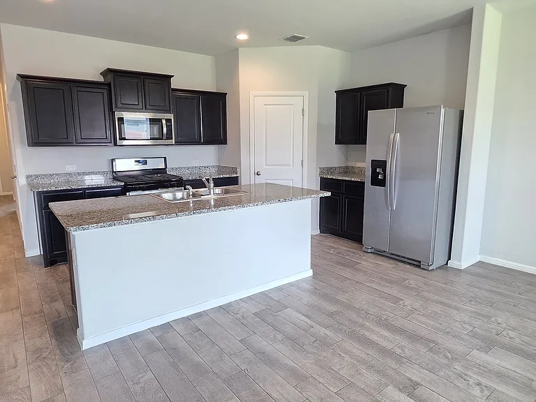 9021 Eagles Landing Dr — Photo 6
