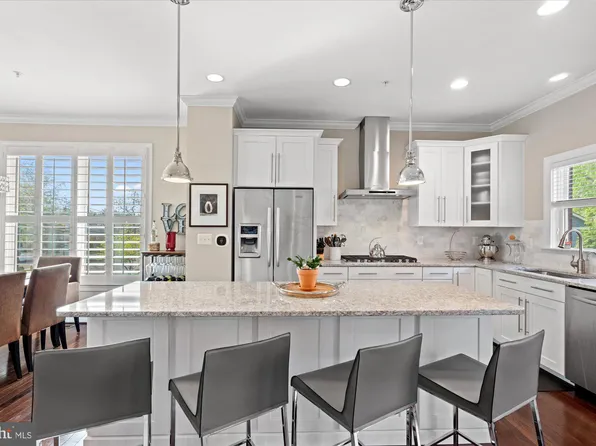 1108 S Edgewood St, Arlington, VA 22204