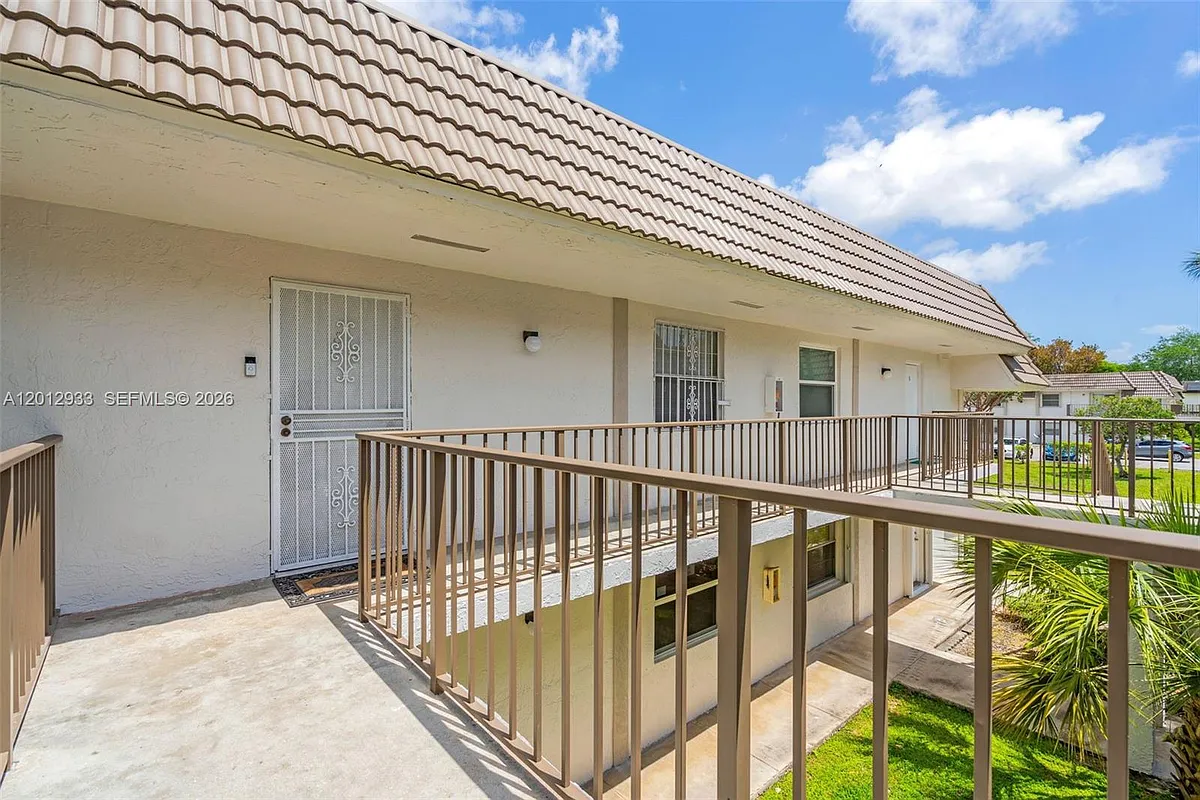 Building Photo - 7051 SW 129th Ave #8