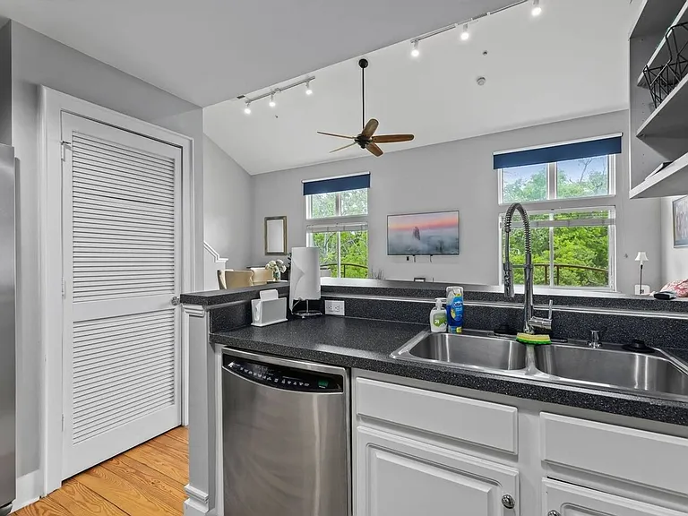 404 N Laurel Ave #42 — Photo 9