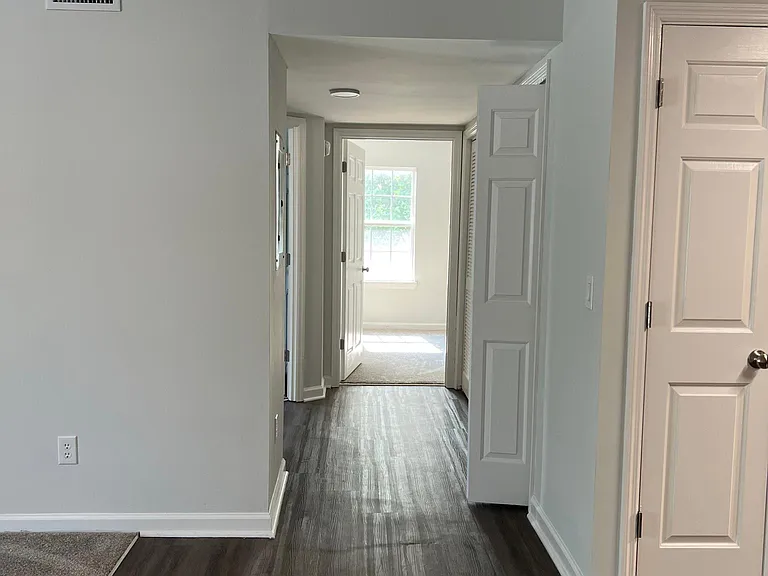 Redwood Park Apartments — Photo 6