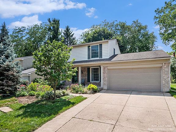 2nd image of 102 Carriage Way