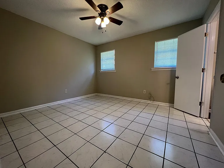 813 Robin Hood Trl — Photo 16