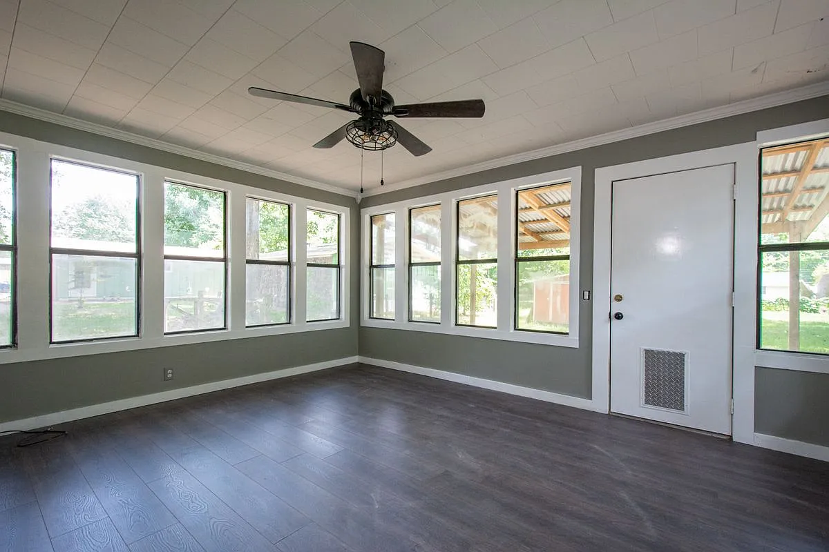 3 bed, 1.0 bath, 1313 sqft, $1,300 — Photo 3