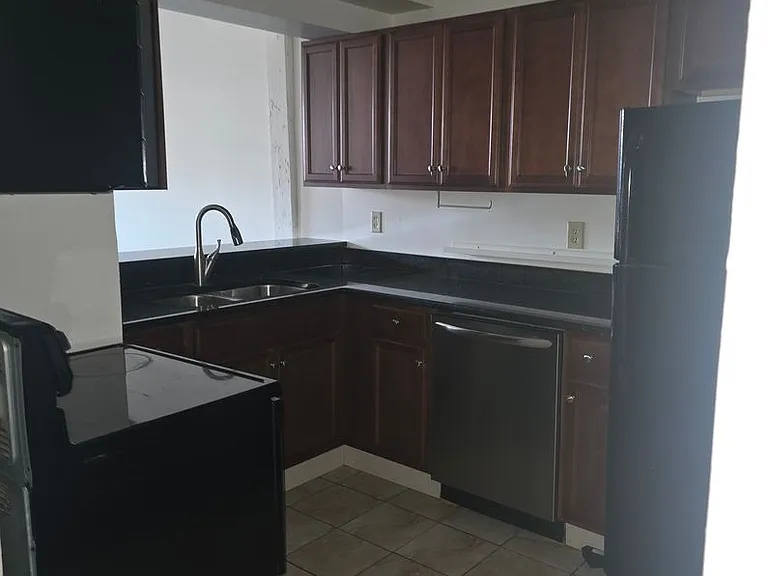 1901 E Franklin St — Photo 14