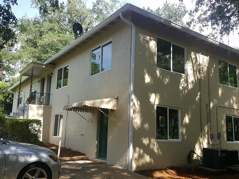 327 E Pershing St — Photo 11