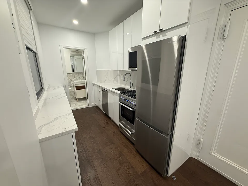 213 E 88th St #3D