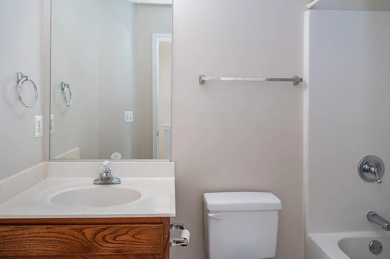 3 bed, 2.5 bath, 1380 sqft, $1,675 — Photo 4