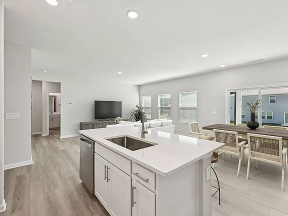 4th image of 328 Karlov Rd