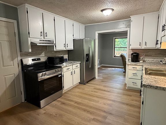 4th image of 221 Oak Valley Dr