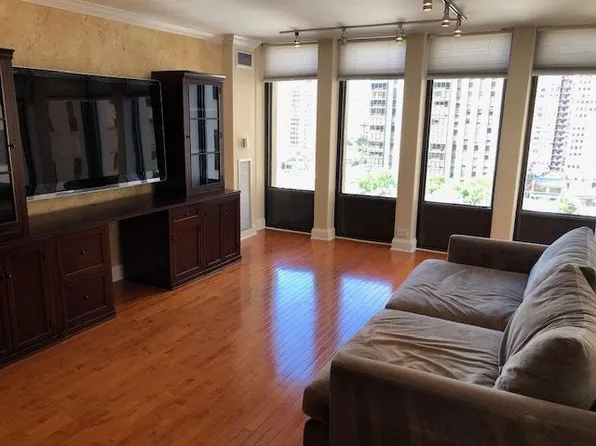 100 E Walton St APT 10DE, Chicago, IL 60611