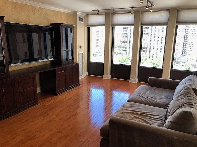 100 E Walton St APT 10DE photo 1