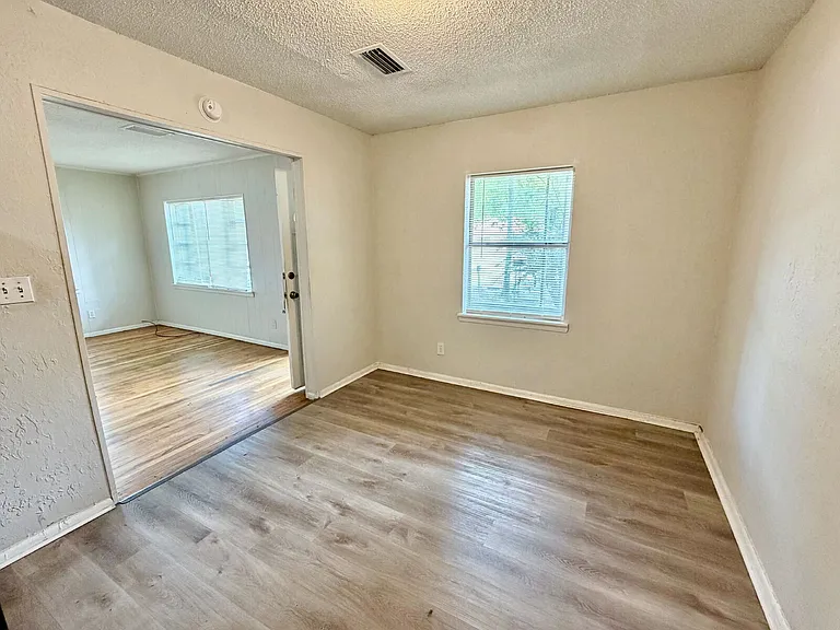 1348 Crestwood St — Photo 6